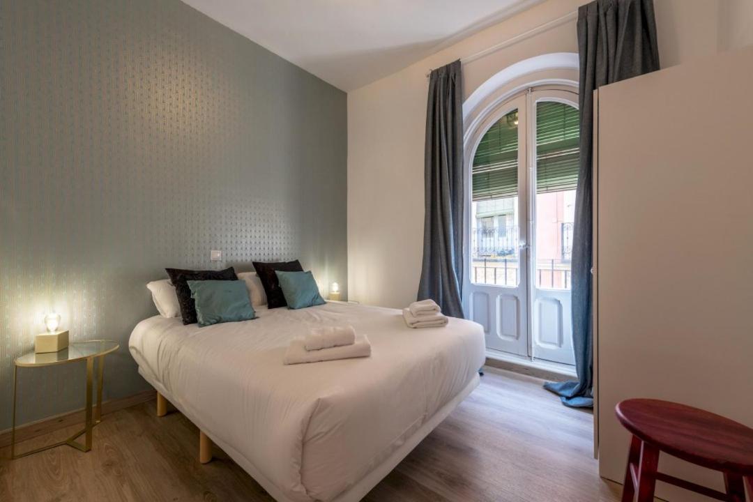 3 Bedrooms 1 Bathroom Furnished - Lavapies- Mintystay マドリード エクステリア 写真